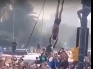 محتجون يعدمون مسلحا ويعلقون جثته على عمود ببغداد 