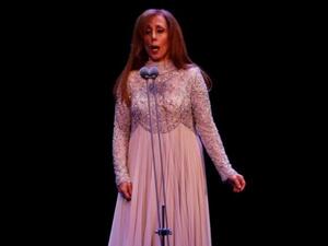 أيقونة الغناء اللبناني المطربة فيروز