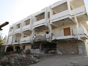 مبنى السفارة الفرنسية القديم في طرابلس وهو يحمل آثار اعتداء بسيارة مفخخة عام 2013