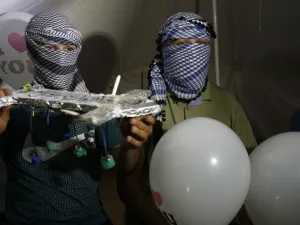 يطلق الفلسطينيون باستمرار بالونات تحمل قنائب حارقة عبر السياج الحدودي بين قطاع غزة واسرائيل