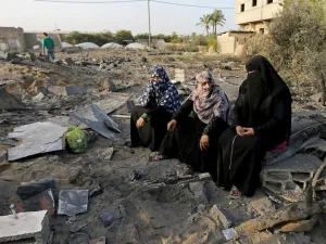 قالت وزارة الصحة بغزة إن 14 فلسطينيا استشهدوا، الأربعاء، في غارات متفرقة على القطاع