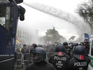 الأوروبيون ينتفصون ضد القيود