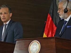 وزير الخارجية في حكومة الوفاق الوطني الليبية محمد الطاهر سيالية (يمين) مع وزير الخارجية الألماني هايكو ماس خلال مؤتمر صحافي مشترك في طرابلس.