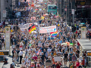 موجة احتجاجات في برلين على إجراءات احتواء كورونا