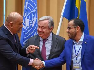 وزير الخارجية اليمني خالد اليماني (يسار) وكبير مفاوضي الحوثيين محمد عبد السلام يتصافحان أمام الامين العام للامم المتحدة انطونيو غوتيريش 