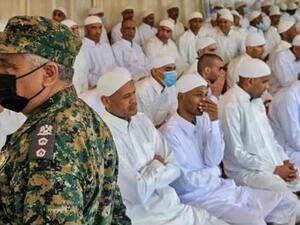 أسرى حرب موالين لقوات المشير خليفة حفتر أثناء الإفراج عنهم بإشراف حكومة الوحدة الجديدة بمدينة الزاوية الساحلية غرب طرابلس