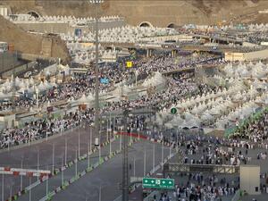 حجاج بيت الله ينفرون إلى مزدلفة بعد قضاء الركن الأعظم وقوفا بعرفة