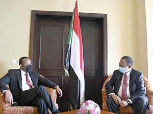 ارشيفية- رئيسا وزراء السودان عبد الله حمدوك (يمين) واثيوبيا ابيي احمد