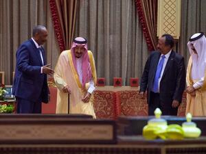 الملك سلمان مستقبلا رئيس مجلس السيادة السوداني عبد الفتاح البرهان (يسار) ورئيس الوزراء عبد الله حمدوك