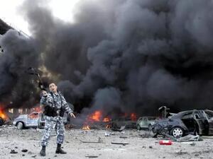 صورة من الارشيف تظهر عنصرا في قوى الامن اللبنانية في موقع التفجير الذي ادى الى اغتيال رئيس الوزراء الاسبق رفيق الحريري