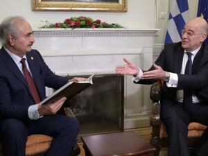 حفتر (يسار) مع وزير الخارجية اليوناني نيكوس ديندياس