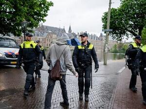 الشرطة الهولندية توقف عشرات المحتجين على قيود كورونا