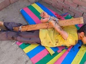 مصري يطلي طفله بالعسل ويتركه فريسة للحشرات عقابا على السرقة