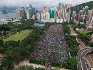 مسيرات “سلمية” حاشدة مؤيدة للديمقراطية في هونغ كونغ