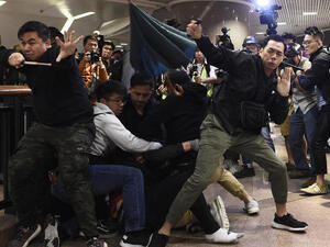 صدامات في مراكز تجارية في هونغ كونغ عشية الميلاد