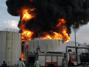 حريق ضخم جراء انفجار في شركة غاز في حمص السورية