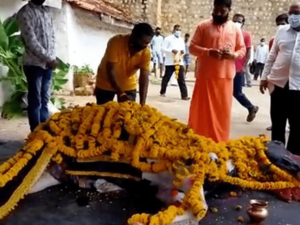 المئات يخرقون حظر كورونا في الهند لتشييع جنازة حصان