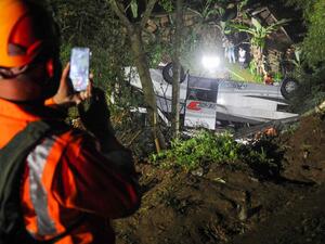 27 قتيلا بعد سقوط حافلة تلاميذ في واد بإندونيسيا