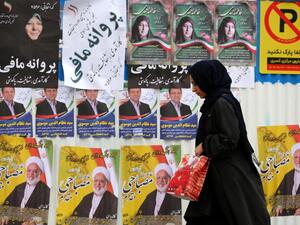 الايرانيون ينتخبون برلمانهم وسط توقعات بفوز المحافظين