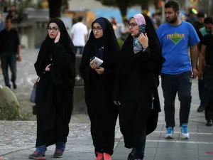 نساء في احد الشوارع العامة في طهران