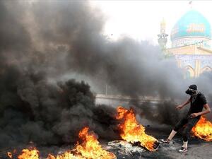 عراقيون غاضبون يضرمون النيران أمام مبنى القنصلية الإيرانية بكربلاء