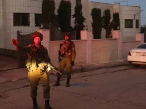 الجيش الإسرائيلي يداهم بلدة عقربا الفلسطينية ويفرض عليها إغلاقا مشددا