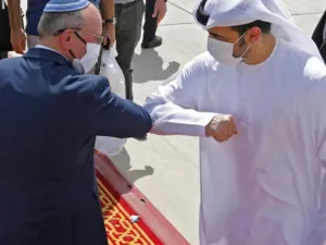مسؤولان إماراتي وإسرائيلي خلال وداع الوفد الإسرائيلي في أبوظبي