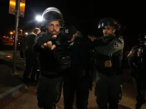 القوات الإسرائيلية تعتدي على المتضامنين في حي الشيخ جراح