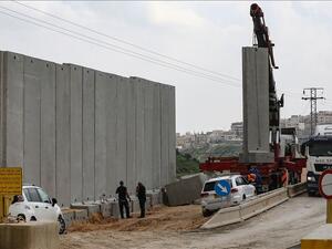 إسرائيل تشيد جدارا جنوب شرقي مدينة القدس المحتلة