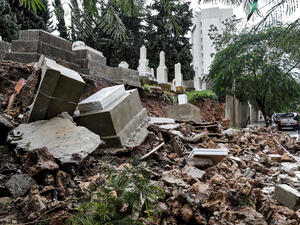 العاصفة "لولو" تدمر مقبرة اليهود في بيروت