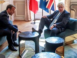 حذاء جونسون في وجه ماكرون داخل الاليزيه