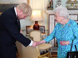 الملكة اليزابيث خلال استقبالها جونسون