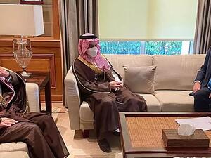 وزير الخارجية الأردني أيمن الصفدي (يمين) مع نظيره السعودي فيصل بن فرحان آل سعود (وسط) في العاصمة عمان.