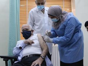 الفريق الطبيب المتقاعد داوود حنانيا مدير الخدمات الطبية الملكية السابق يتلقى اللقاح