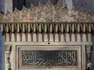 أجزاء من الحجر الأسود في مسجد بتركيا