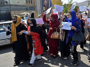 بلدية كابول تطلب من الموظفات البقاء في منازلهن وكرزاي يتهم طالبان بنقض وعودها