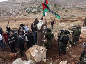 إصابة عشرات الفلسطنيين خلال قمع الجيش الاسرائيلي مسيرات ضد الاستيطان بالضفة