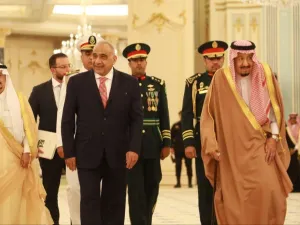 الملك سلمان خلال استقباله عبد المهدي