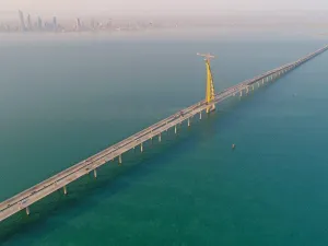جسر الشيخ جابر الاحمد الصباح يمتد على طول 36 كلم فوق البحر