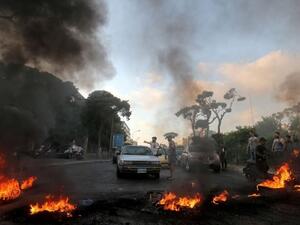 احتجاجات وقطع طرق بلبنان إثر تراجع قياسي لليرة