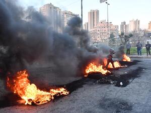 هبوط جديد لليرة يطلق احتجاجات غاضبة في أنحاء لبنان