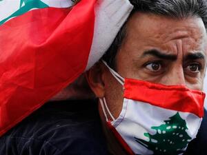 لبنان يرفع أسعار الوقود وسط أعمال عنف وقطع طرق