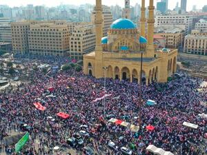 أعيد فتح بعض الطرق الرئيسية يوم الثلاثاء لكنها ظلت مغلقة في بعض المناطق