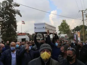مشيعون يحملون جثمان جو بجاني خلال جنازته في قرية الكحالة في لبنان