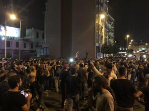 حمل المتظاهرون أعلام لبنان ورددوا شعارات عدة بينها "الشعب يريد إسقاط النظام"