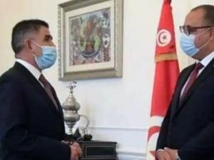 صورة تجمع رئيس الحكومة التونسية المقال هشام المشيشي (يمين) ولزهر لونغو