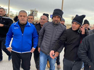 الأسير المقت (باللباس الأزرق) بعد إطلاق سراحه 