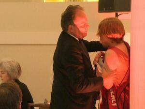 صورة مأخوذة من مقطع الفيديو ويبدو فيها الوزير وهو يقبض على رقبة المحتجة قبل ان يجرها الى خارج القاعة