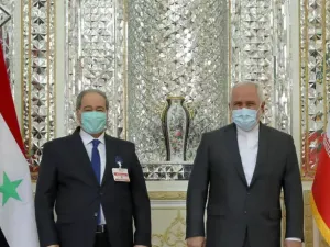 وزير الخارجية الايراني محمد جواد ظريف مستقبلا نظيره السوري فيصل المقداد في طهران.
