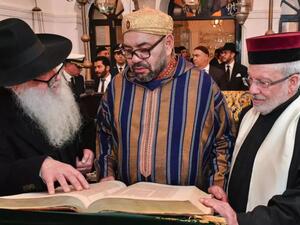 الملك محمد السادس (وسط) خلال زيارة لبيت الذاكرة المتحف املكرس للتعايش بين اليهود والمسلمين في الصويرة (جنوب) 